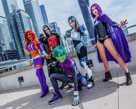 [self] Teen Titans group cosplay at Toronto Fan Expo 2018 #cosplay http://bit.ly/1Pirklu Titans Halloween Costume, Teen Titans Halloween Costume, Teen Titans Outfits, Group Cosplay, Astronaut Costume, Dc Comics Cosplay, Easy Diy Costumes, Beautiful Halloween, Halloween Costumes For 3