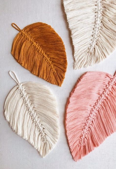 33 Beginner DIY Macrame Craft & Project Ideas That are Easy and Fun Diy Macrame Wall Hanging, Simpul Pita, Macrame Feather Wall Hanging, Art Macramé, Macrame Feathers, Simple Macrame, Feather Diy, Makramee Diy, Feather Wall Hanging