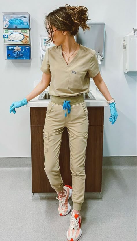 Nurse Looks Scrubs, Esthetician Scrubs Outfit, Dentist Outfit Female, Jogger Scrubs Outfit, Scrub Outfits Cute, Female Doctor Outfit Medical, Figs Scrubs Aesthetic, Cute Scrub Outfits, Nursing Outfits Scrubs