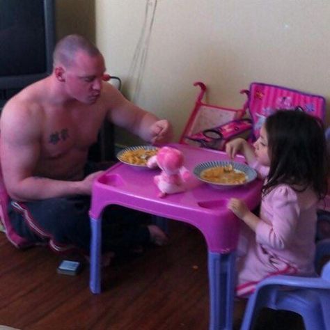 This hungry dad. | 17 Dads Who Will Do Literally Anything To Make Their Daughters Happy Tout Rose, Parenting Done Right, Faith In Humanity Restored, Humanity Restored, Tough Guy, Smile Girl, My Buddy, Faith In Humanity, Good Good Father