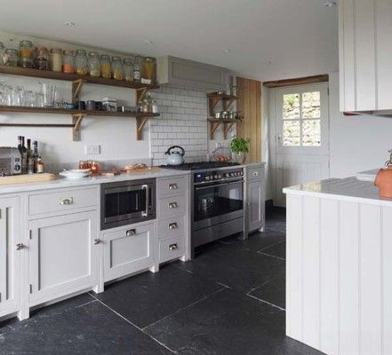 Farmhouse Style Kitchen-16-1 Kindesign Flagstone Floor, Modern Cottage Kitchen, Large Floor Tiles, Modern Cottage Style, Farmhouse Kitchen Inspiration, Farmhouse Kitchen Backsplash, Marble Counters, Country Cottage Kitchen, Gorgeous Farmhouse