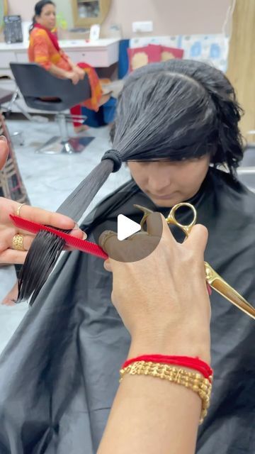 Do It Yourself Haircut, Straight Haircut Layers, Self Haircut Layers, Diy Choppy Bob Haircut, How To Trim Your Own Hair With Layers, Diy Choppy Layers, Short Long Layered Hair, Haircuts Gone Wrong, Diy V Shaped Haircut