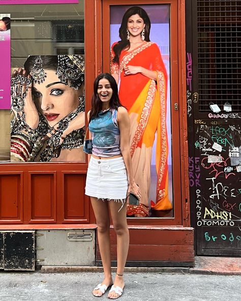 Ananya Panday loves traveling and her Instagram pictures speaks volume about it. The actress recently shared pictures from her Europe and Ibiza vacation. Currently, she is on holiday with her The post Ananya Panday bumps into Shilpa Shetty and Aishwarya Rai during her Budapest vacation, but there’s a twist appeared first on Bollywood Bubble. Budapest Vacation, The Pest, Ananya Pandey, Ananya Panday, Shilpa Shetty, Bollywood Outfits, Photo Editing Tricks, Aishwarya Rai, Stunning Outfits