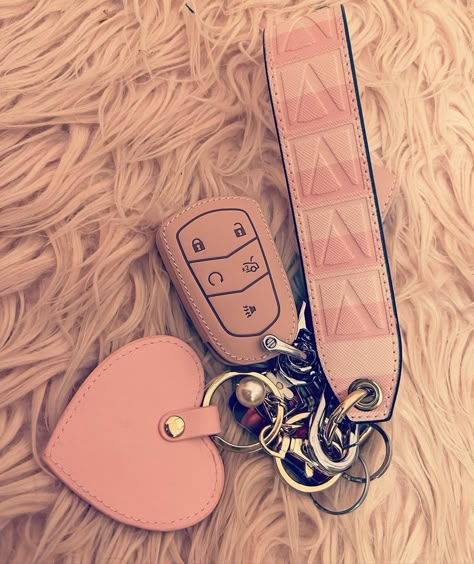 Backpack Keychains Aesthetic, Car Keychain Ideas, Keychain Aesthetic, Tods Bag, Girly Car Accessories, Car Things, Keychain Ideas, Car Key Holder, Girly Car