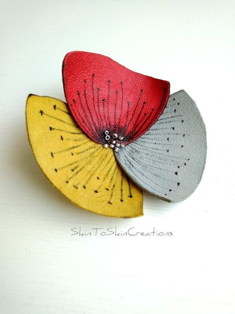 Leather Brooch Diy, Leather Brooch Handmade, Brooches Handmade Fabric, Leather Art Handmade, Leather Ideas Handmade, Handmade Brooches Ideas, Fabric Jewelry Handmade, Broches Jewelry, Flower Brooch Handmade