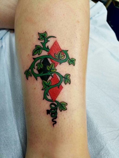 Posion Ivy Tattoos, Harley And Ivy Tattoo, Harely Quinn Tattoos, Dc Comic Tattoo Ideas, Small Harley Quinn Tattoo, Harley Quinn Poison Ivy Tattoo, Harley Quinn Inspired Tattoo, Harley Quinn Poison Ivy Wallpaper, Harlivy Tattoo