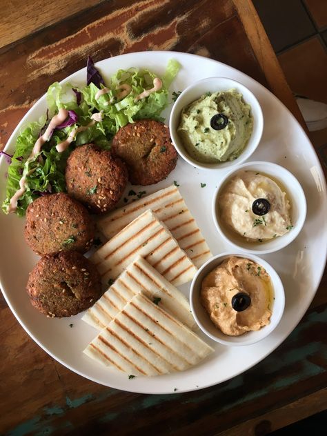 Falafels with three types of hummus and pita bread [OC][1500X4500] - Visit moreplz.com for the best food recipes! #foodporn #food #foodie #nom #tasty #delicious #foods #foodlover Hummus Pita Bread, Hummus And Pita Bread, Signature Salad, Falafel Pita, Summer Picnic Food, Best Food Recipes, Cultural Food, Hummus And Pita, Meals Of The Day