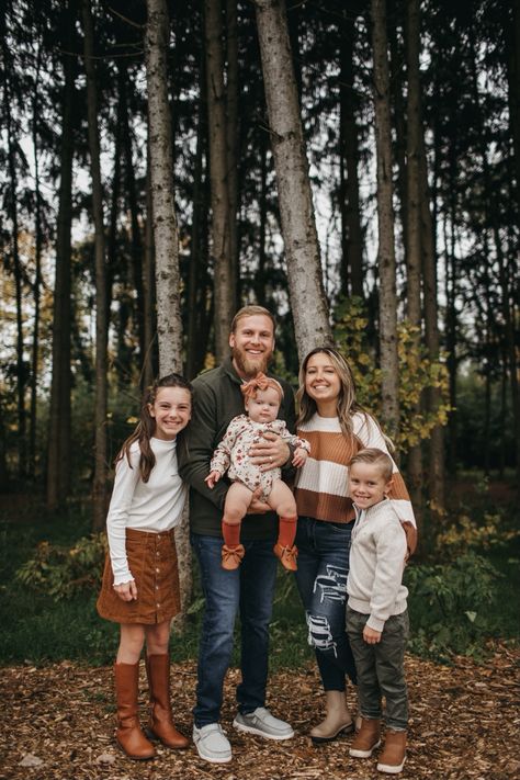 Family Pictures With Pine Trees, Fall Christmas Pictures Family, Fall Family Photos Leaves, Green And Cream Family Photos, Family Of 5 Pictures, Tree Family Photos, Mountain Family Pictures, Casual Family Photos, Fall Photoshoot Family