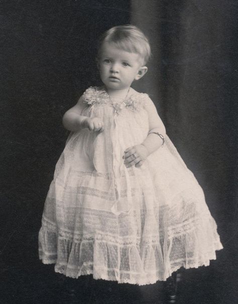 18 Facts About The Victorian Era That You Genuinely Won’t Believe Lacy White Dress, Vintage Children Photos, 1800s Fashion, Vintage Baby Clothes, Frilly Dresses, Baby Cakes, Christening Gowns, Vintage Portraits, Vintage Pictures