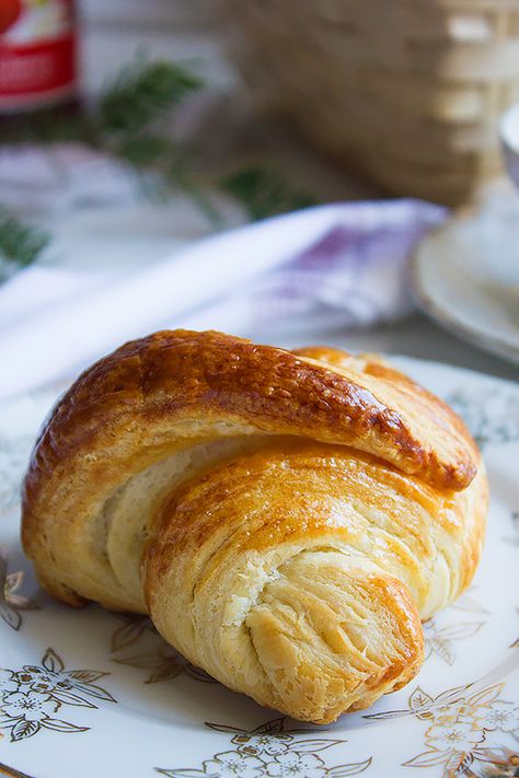 Fluffy Croissant Recipe, Quick Croissant Recipe, Croissant Recipe Easy, Easy Croissants, Croissants Recipes, Easy Croissant Recipe, Stuffed Croissants, French Food Recipes, Croissant Recipes