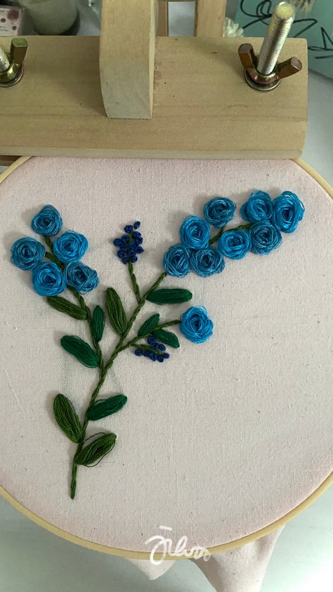 Stem Embroidery, Bud Embroidery, Embroidery Spider, Embroidery Outline, Tutorial Embroidery, French Knot Stitch, Roses Garden, Hand Embroidery Tutorial, Embroidery Tutorial