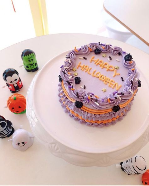 Two Tier Fall Cake, Sally Cake Nightmare Before Christmas, Pastel Halloween Party Cake, Purple Halloween Birthday Cake, Halloween Cake Simple, Chocolate Halloween Cake, Halloween Cake Designs Easy, October Birthday Cakes, Halloween Birthday Cakes For Women