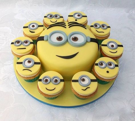 Minions Cake Ideas, Movie Night Cake, Boyfriend Birthday Cake, 5 Minions, Minions Cupcakes, Minion Design, Cakes Without Fondant, Birthday Cake Kids Boys, Minions Birthday Party