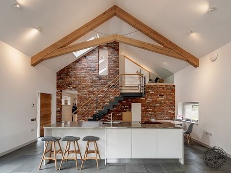 This stunning green oak extension is winner of 'Best Oak Frame' at the Build It Awards 2014! Frame by Carpenter Oak Ltd Scissor Truss, Oak Framed Extensions, Roof Truss Design, Brick Accent Wall, Stone Farmhouse, Barn Conversion, Modern Barn, House Extensions, Barn House