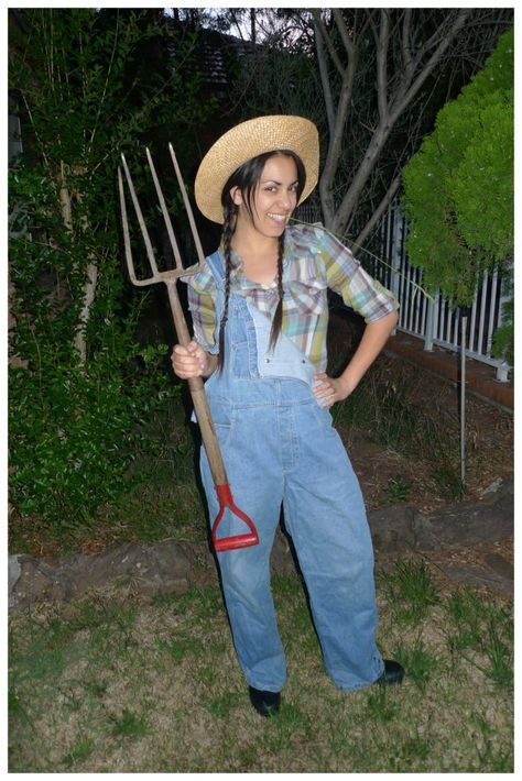 Day 163: Farmer's Day Ghana Handprint Flower Bouquet, Farmer Party, Farmer's Day, Farmer Costume, Costumes For Teenage Girl, Dress Up Ideas, Farmer Outfit, Farmers Day, Funny Couple Halloween Costumes