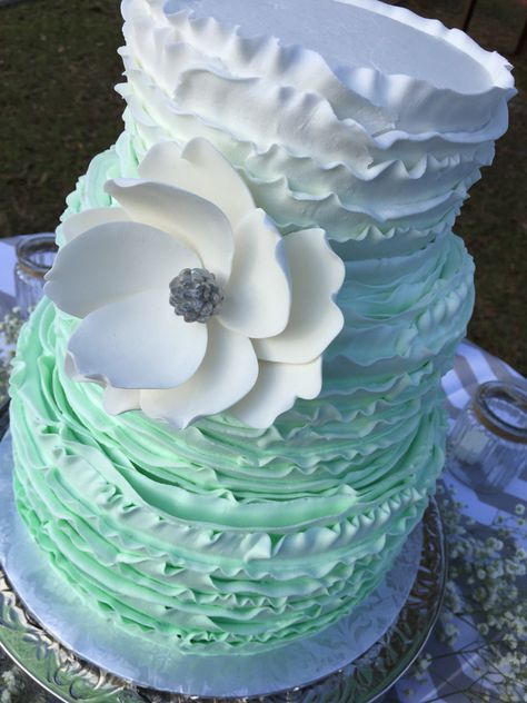 Mint green wedding cake annacakes.com Mint Green Wedding Cake, Mint Green Cakes, Mint Green Wedding, Baby Blue Weddings, Incredible Cakes, Green Wedding Cake, 70th Birthday Cake, Wedding Mint Green, Fabulous Cakes