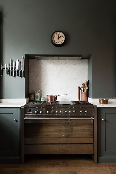 Best Kitchen Colors, Devol Kitchens, Minimal Kitchen, Dark Kitchen, Kitchen Colour Schemes, Shaker Kitchen, Kitchen Trends, Apartment Kitchen, Trendy Kitchen