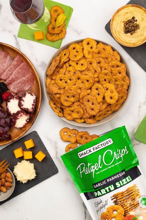 Even at smaller gatherings, you can go big on flavor with Garlic Parmesan Pretzel Crisps®. They’re an easy way to fancy up your charcuterie board with savory garlic and zingy parmesan flavor. Healthy Pretzels, Snack Factory Pretzel Crisps, Pretzel Thins, Pretzel Crisps, Gluten Free Pretzels, Chocolate Crunch, Rainbow Food, Gather Round, Snack Foods