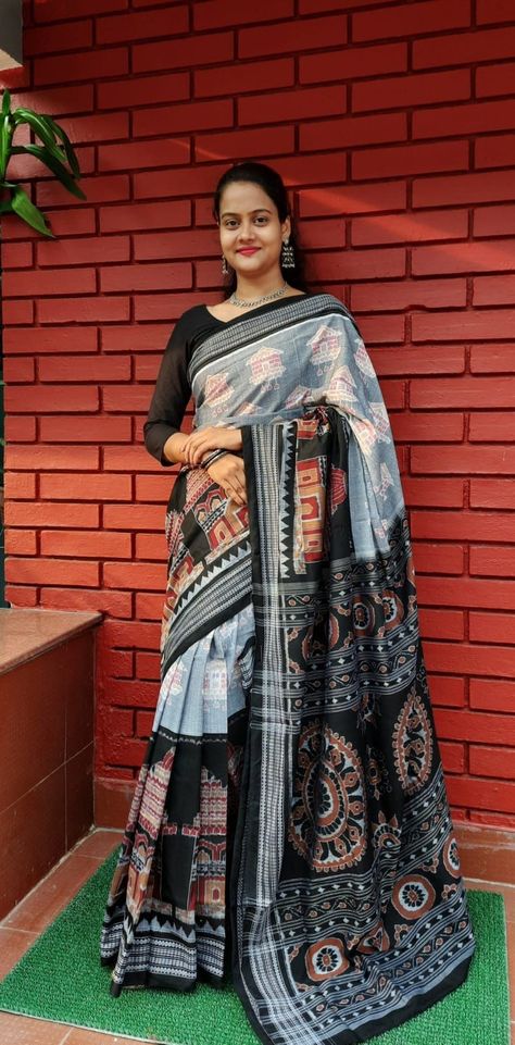 Contact us for mor sambalpuri saree DM- suchismitabag00@gmail.com@gmail.com Sambalpuri Saree Design, Sambalpuri Pata Saree, Sambalpuri Blouse Design, Sambalpuri Kurta Designs, Fashionable Saree, Floral Dresses With Sleeves, Sambalpuri Saree, Fashionable Saree Blouse Designs, Saree Fashion