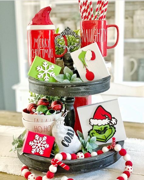 Christmas Party Family, Grinch Decorations, Grinch Christmas Party, Whoville Christmas, Grinch Christmas Tree, Grinch Party, Grinch Christmas Decorations, Gingerbread Christmas Decor, Christmas Tray