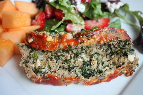 This Greek inspired meatloaf is a much healthier version of the American classic. It is made with ground turkey, spinach, and feta cheese. Feta Meatloaf, Greek Meatloaf, Ground Beef Meatloaf, Turkey Spinach, Mediterranean Foods, Feta Cheese Recipes, Beef Meatloaf, Healthy Food Alternatives, Easy Mediterranean Diet Recipes