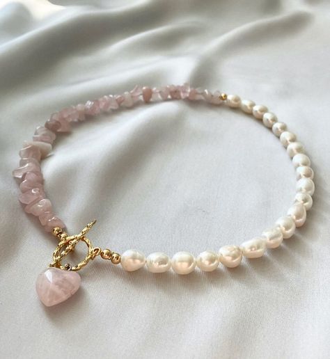 Handmade rose quartz and pearls necklace Rose Quartz And Pearl, Pearl And Rose Quartz, Handmade Pearl Necklace, River Pearls, Natural Pearl Necklace, Mom Friend, Handmade Rose, Rose Quartz Necklace, Pearls Necklace