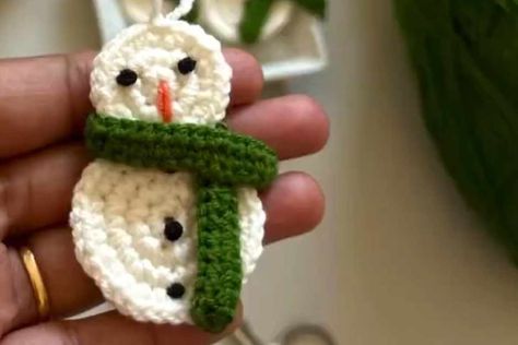 Crocheting your holiday ornaments can be an incredibly fulfilling and festive activity, and this mini snowman is a delightful project for beginners. This adorable ornament is quick to make, uses simple stitches, and offers endless customization options, making it an excellent choice for those looking to add a handmade touch to their Christmas decorations. Whether you’re new to crochet or just looking for a fun seasonal craft, this guide will walk you through everything you need to know to... Crochet Snowman Applique Free Pattern, Snowman Ornaments Diy, Mini Snowman, Handmade Gifts For Friends, Crochet Snowman, Classic Scarf, Single Crochet Stitch, Snowman Ornaments, Seasonal Crafts