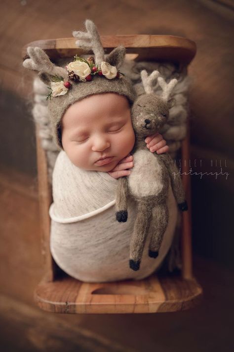 Newborn Pictures Outfits, Winter Newborn Pictures, Winter Newborn Photography, Christmas Photos Family, Newborn Christmas Photography, Newborn Christmas Pictures, Newborn Picture Outfits, Newborn Christmas Photos, Diy Newborn Photography