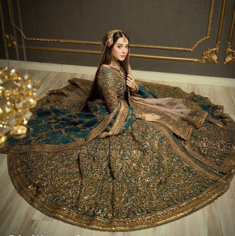 Emerald Green Desi Wedding Dress, Pakistani Dulhan Dress Wedding Bride, Pakistani Dulhan Dress, Sanchak Dresses Brides, Pakistani Reception Bride, Pakistani Bridal Lengha, Baraat Dress Pakistani Bridal Wear, Nikkah Dress Pakistani, Front Open Anarkali