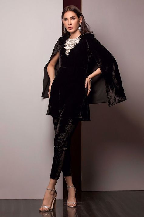 Velvet Indian Outfits, Velvet Outfits For Women, Black Dress Indian, Roka Outfits, Farewell Dress, Farewell Dresses, Long Blouse Designs, Outfit Planner, Indian Party Wear