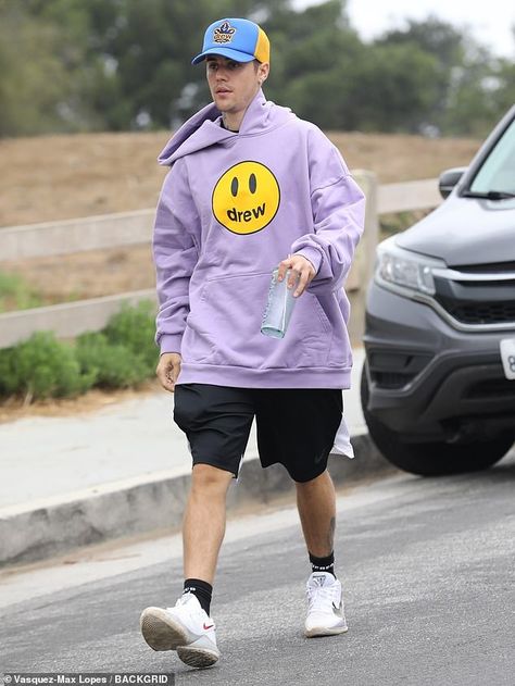 Drew House Hoodie Outfit, Justin Bieber Now, Justin Bieber Hoodie, Justin Bieber Outfits, Hiking With Friends, Justin Bieber Style, Skateboard Fashion, Drew House, Purple Fleece