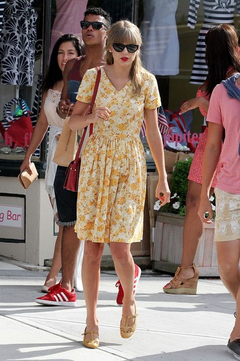 Summer stroll Taylor Swift Taylor Swift Vintage, Casual Chic Outfit Summer, Taylor Swift Red Era, Ladylike Dress, Taylor Swift Street Style, Red Era, Summer Fashion For Teens, Taylor Swift Red, Taylor Swift Outfits