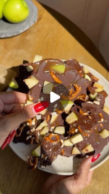 VICI COLLECTION on Instagram: "Fall calls for caramel apple bark by: @larlarlee 🍫🍏

Ingredients:
melted milk and dark chocolate
green apples
pretzels 🥨
sea salt
caramel drizzle
- freeze for 3 hrs & enjoy!" Fall Bark, Caramel Apple Bark, Apple Bark, Apple Pretzels, Chocolate Apple, Chocolate Apples, Caramel Drizzle, Green Apples, Sea Salt Caramel