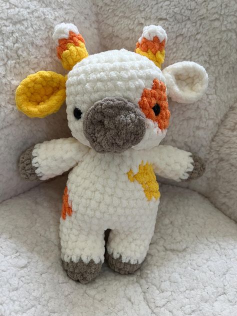 Handmade crochet cow that is customizable to be with or without a pumpkin. Yarn Projects Crochet, Kawaii Cross Stitch, Crochet Chicken, Easy Crochet Animals, Crochet Mouse, Quick Crochet Patterns, Crochet Cow, Crochet Blanket Designs, Crochet Elephant