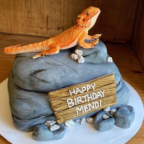 Bearded dragon birthday #cake #navarre #beardeddragon Bearded Dragon Birthday Cake, Bearded Dragon Cake Ideas, Bearded Dragon Birthday Party, Bearded Dragon Cake, Lizard Birthday Cake, Lizard Cake Ideas, Reptile Cake Ideas, Reptile Birthday Party Ideas, Reptile Birthday Cake