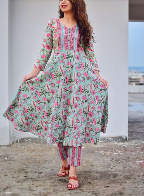 Gathered Anarkali, Anarkali Kurta Set, Simple Kurta Designs, Kurti Designs Latest, Long Kurti Designs, Kurta Neck Design, Cotton Kurti Designs, Salwar Kamiz, Anarkali Kurta