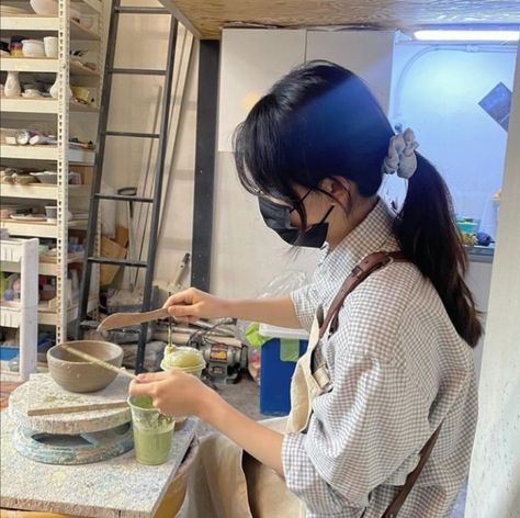 Ulzzang Barista, Barista Aesthetic Female, Working At A Cafe, Chaotic Beauty, Korean Pottery, Opening A Cafe, Cafe Barista, Paper Boats, Korean Cafe