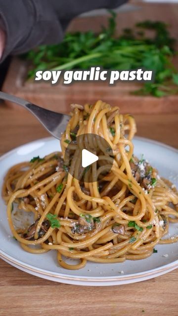 Maya // vegan recipes on Instagram: "SOY GARLIC PASTA 🍝  Veganuary Nr. 25 🌱   It’s illegal, it’s unauthentic and I love it!🤭 RECIPE (2 servings, 20min prep time): - 4 cloves garlic -200g mushrooms Fry in some oil until browned. -135g pasta  Cook al dente. -2 Tbsp soy sauce  -1 Tbsp vinegar  -1 Tbsp agave  -optionally a pinch of chili flakes Add to the pan. Add the pasta and some pasta water. -a handful chopped parsley -optionally some vegan Parmesan Stir everything in and finish cooking the pasta in the pan for 2-3mins. - SOJA-KNOBLAUCH-PASTA 🍝 Veganuary Nr. 25 🌱  Es ist illegal, es ist unauthentisch und ich liebe es!🤭 REZEPT (2 Portionen, 20 Minuten Zubereitungszeit): - 4 Knoblauchzehen -200g Pilze In etwas Öl anbraten. -135g Nudeln Al dente kochen. -2 EL Sojasauce -1 EL Essig -1 EL Pasta Without Dairy, Soy Sauce Pasta, Creamy Pasta Recipes Vegetarian, Fitgreenmind Maya, Soya Recipe, Vegan Pasta Sauce, Recipes With Soy Sauce, Creamy Pasta Recipes, Vegetarian Pasta Recipes