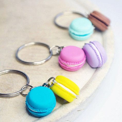 Clay Macaron, Macaron Keychain, Starbucks Crafts, Clay Miniature Food, Food Polymer Clay, Clay Art For Kids, Food Keychain, Polymer Clay Food, Polymer Clay Miniature