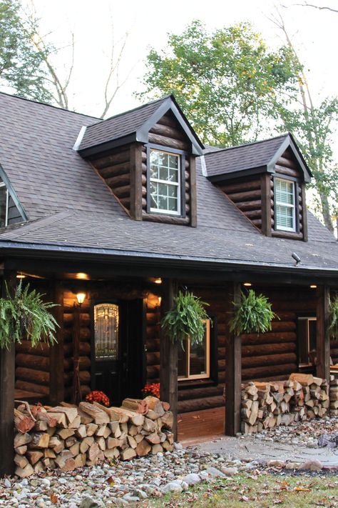 Log Cabin Cottage Exterior, Cottage Core Log Cabin, Loghouse Log Cabins, Log Cabin Homes Exterior Small, Cute Log Cabin Exterior, Log Cabin Home Decor Ideas, Dark Brown Log Cabin Exterior, Old Cabin Remodel, Log Cottage Homes