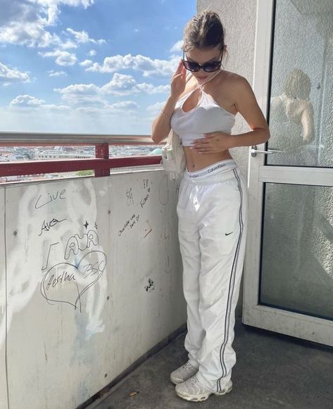 White Nike Tracksuit, Tns Outfit Women, White Tns Outfit, Nike Tn Outfit Women, White Track Pants Outfit, Track Pants Outfit Aesthetic, White Tracksuit Outfit, Tns Outfit, Nike Pants Outfit