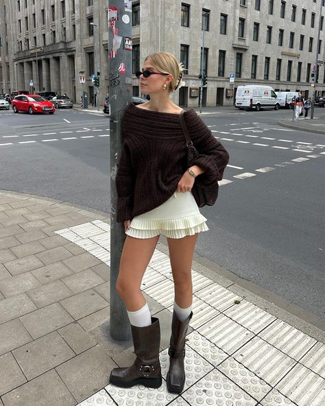 All posts • Instagram Oversized Beige Sweater, Beige Sweater Outfit, Linda Sza, Country Outfitter Boots, London Outfit, Off The Shoulder Sweater, Fall Street Style, Outfit Inspo Fall, Winter Outfits Women