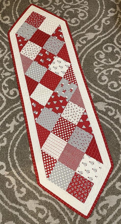 Christmas Table Runner Pattern, Christmas Quilting Projects, Quilted Table Runners Christmas, Quilting Digest, Table Topper Patterns, Beginning Quilting, Charm Squares, Big Block Quilts, Table Runner Diy