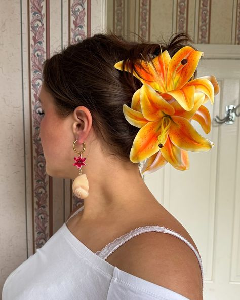 Flower claw clips & floral seashell earrings - you can find these on my website , linked in bio - 🌺🐚🦞🦪💐 #seashelljewelry #handmadejewelry #handmadeaccessories #handmadehairclips #flowers #florals #lilies #anthurium #orchid #hibiscus Hair Theory, Flower Claw Clips, Floral Hair Clip, Seashell Earrings, Hawaiian Theme, Seashell Jewelry, Claw Clips, Floral Hair, Grow Hair