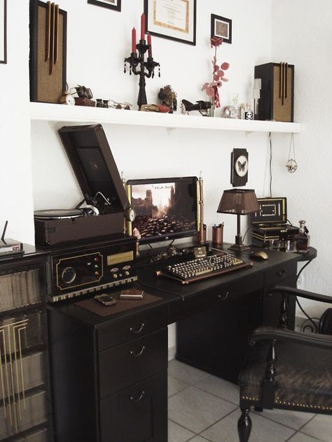 Interior Design Steampunk, Old Style Bedroom Ideas, Dark Academia Computer Desk, Vintage Computer Desk, Black Vintage Desk, Vintage Work Desk, Steampunk Computer, Steampunk Office, Dark Academia Room Ideas