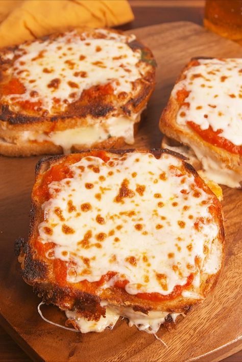 Chicken Parm Grilled CheeseDelish Parmesan Grilled Cheese, Grill Cheese Sandwich Recipes, Blackstone Grill, Chicken Grilled, Cheese Sandwich Recipes, Sandwich Ideas, Gourmet Sandwiches, Best Grilled Cheese, Cheese Chicken