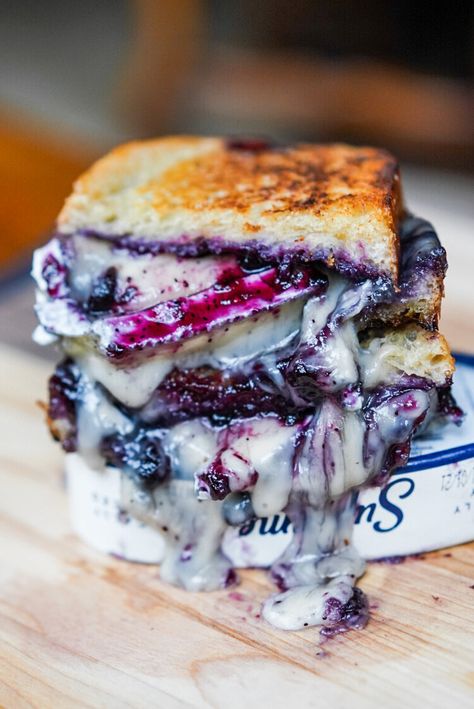 Brie Cheese Toast, Sweet Grilled Cheese, Blueberry Brie, Blueberry Images, Grilled Cheese Recipes Gourmet, Brie Grilled Cheese, Brie Cheese Recipes, Brie Sandwich, Grill Cheese