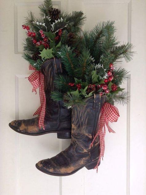 Cowboy Boot Wreath. Adorable idea!! Cowboy Boot Crafts, Old Cowboy Boots, Texas Christmas, Western Crafts, Christmas Boots, Old Boots, Country Christmas Decorations, Cowboy Christmas, Navidad Diy