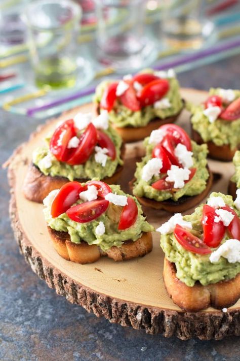 Avocado Goat Cheese Crostini Avocado Goat Cheese, Cheese Crostini, Goat Cheese Crostini, Crostini Appetizers, Gluten Free Puff Pastry, Spicy Appetizers, Crostini Recipes, Superbowl Snacks, Idee Pasto Sano