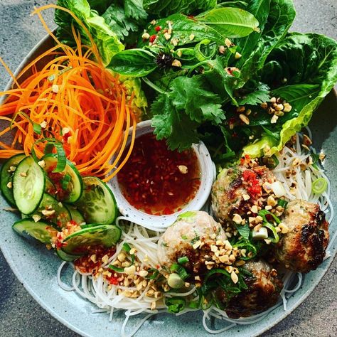 Vietnamese Bun Cha - Em's Food For Friends Vietnamese Bun Cha Bun Cha Ha Noi Recipe, Vietnamese Catering, Vietnamese Bun Cha, Vietnamese Bowl, Vietnamese Dinner, Salad Tray, Banh Cuon, Food For Friends, Greek Lamb